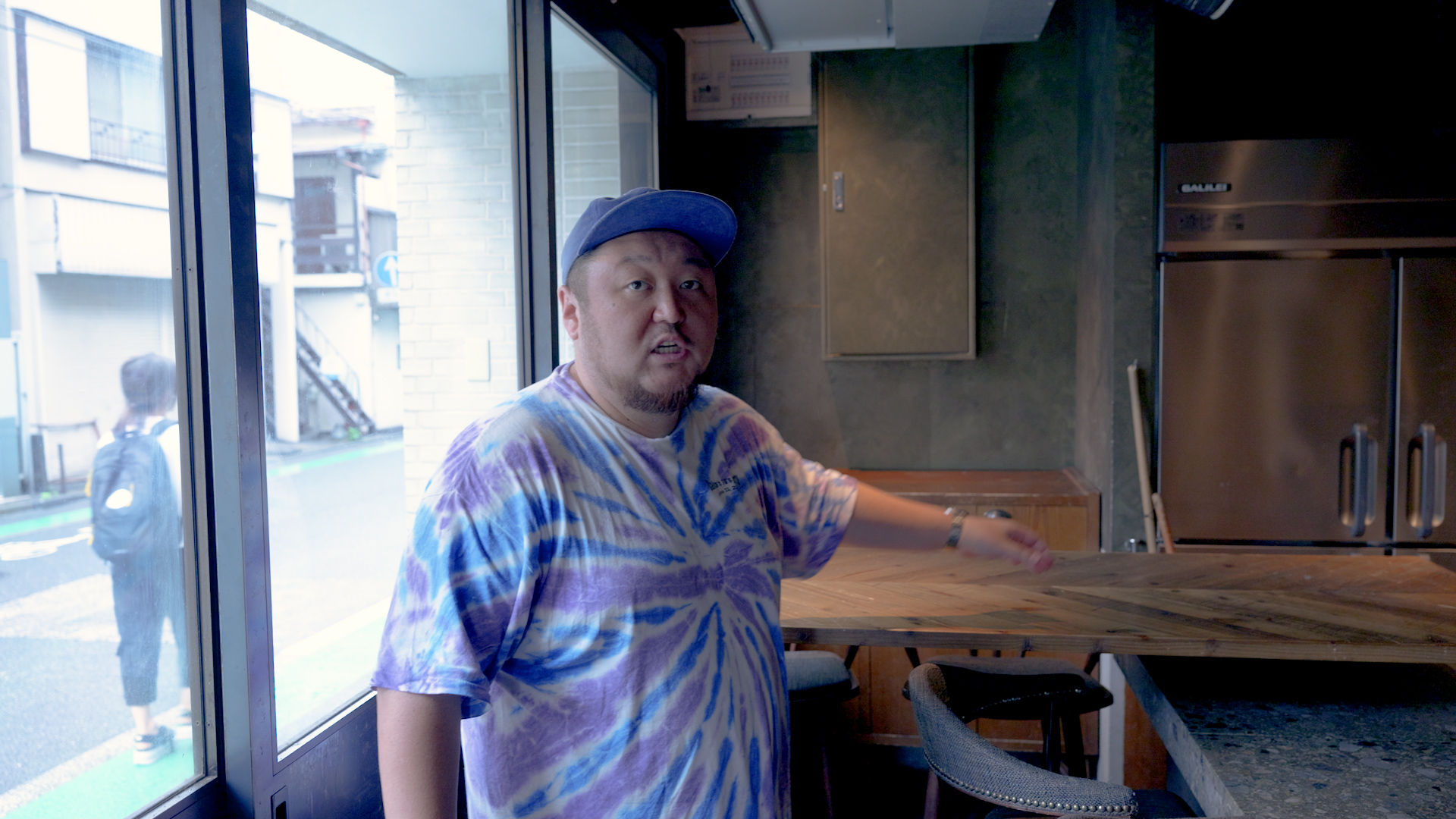 内装プランを説明する江川さん